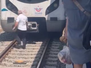 İstanbul'da raylarda duran yavru kediyi fark eden makinist treni durdurdu
