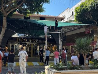 Antalya'da ikinci kattaki evinin balkonundan düştü: Tente hayatını kurtardı