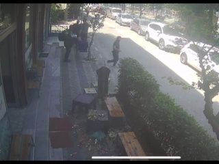 İstanbul'da kıraathane sahibiyle tartıştı; Çöpleri müşterilerin üzerine döktü