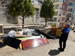 Bilecik'te zabıta çevreye hurda atan şahsı yakaladı: Seyyar satıcı çıktı