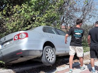Antalya'da otomobil kaldırıma çıkıp asılı kaldı: Kazayı burunları bile kanamadan atlattılar