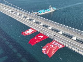 1915 Çanakkale Köprüsüne Türk bayrağı asıldı