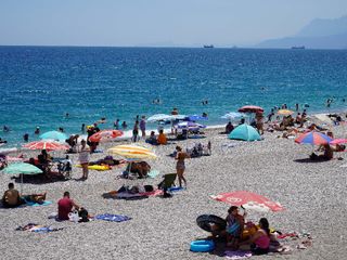 Antalya Konyaaltı Sahili’ne Turist akını