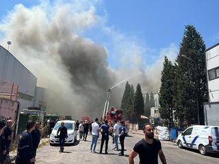 Kocaeli'de plastik varil fabrikasında çıkan yangın panik yarattı