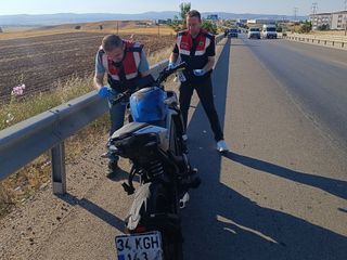 Afyonkarahisar'da bariyerlere çarpan motosiklet 30 metre sürüklendi: 1 ölü