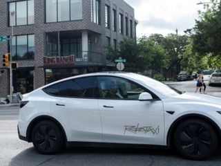 Elon Musk, Tesla’nın robotaksi hizmetini genişletiyor