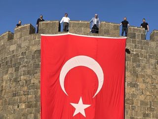 Tarihi Diyarbakır Surları'na 'Terörsüz Türkiye'ye destek için Türk bayrağı asıldı