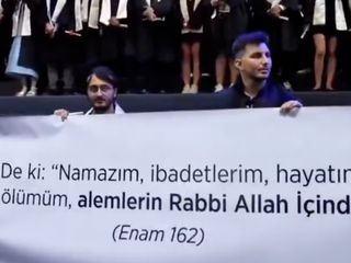 İTÜ mezuniyetinde ayetin olduğu pankartı kapattılar