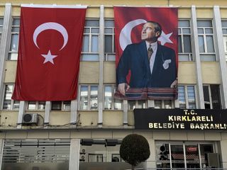 Trakya'da 'Terörsüz Türkiye'ye destek: Kamu binalarına Türk bayrağı asıldı