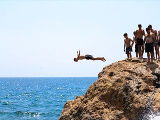 Antalya'da yüksek nem ve sıcak bunalanlar sahillere akın etti
