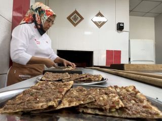 Konya'da tek kadın usta: Etli ekmek onun elinde lezzet buluyor