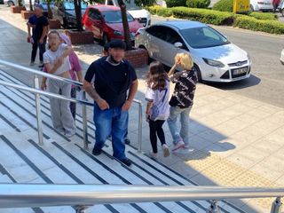 Aydın'da bir çocuğu başından bıçakladı: Kız kardeşi gazetecilere el hareketi yaptı