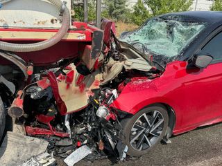 Afyonkarahisar’da otomobil süt tankerine çarptı