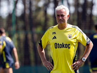 Fenerbahçe, yeni sezon hazırlıkları için Portekiz'e hareket etti