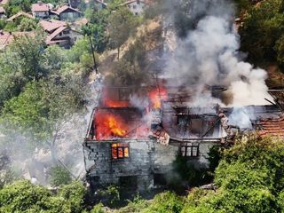 Karabük'te otluk alanda çıkan yangın iki katlı evi kül etti