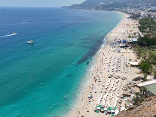 Antalya’da kavurucu sıcaklarda turist akını: Kleopatra Plajı doldu taştı