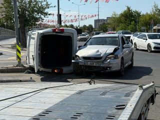 Diyarbakır’da hafif ticari araç ile otomobil çarpıştı