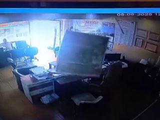 Hatay’da bir iş yerinde tavan üzerlerine çöktü
