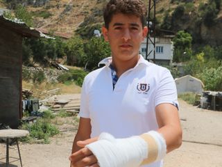 Hatay'da yangın evine sıçramasın diye uğraşırken yamaçtan kopan kaya parçası elini kırdı