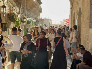 Mardin'de termometreler 40 dereceyi aştı: Sıcağa rağmen turist akını devam etti