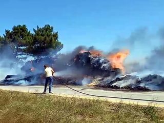 Tekirdağ'da saman yüklü traktörde çıkan yangın tarlaya sıçradı
