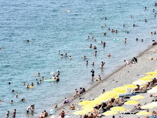 Antalya'da sıcaklıklardan bunalanlar, sahillere akın etti