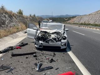 Balıkesir'de otomobilin önünde giden kamyonete çarpması sonucu 2 kişi yaralandı