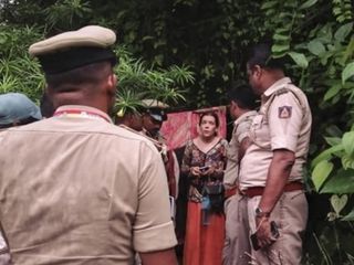 Hindistan’da mağarada yaşayan Rus kadın, çocuklarıyla kurtarılmaktan rahatsız