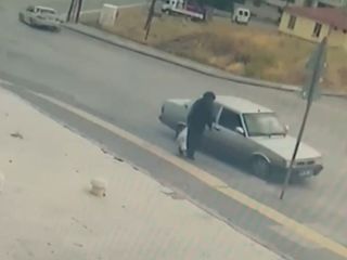 Ankara'da yaşlı kadın drift atan aracın altında kalmaktan son anda kurtuldu