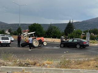 Isparta’da otomobil ile traktör çarpıştı