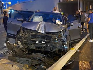 İstanbul'da otomobil elektrik direğine çarptı: 1'i çocuk 2 yaralı
