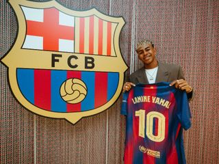 Lamine Yamal, Barcelona'nın yeni 10 numarası oldu