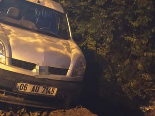 Erzurum’da selin bozduğu yolda kaza: Otomobil şarampole devrildi