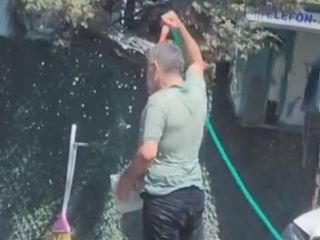 İstanbul sıcağından bunaldı: Hortumla hem kendini hem de aracını yıkadı
