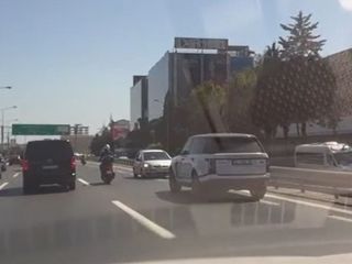 İstanbul trafiğinde bir araç ters yönde geri geri ilerledi