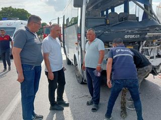 Afyonkarahisar'da midibüs kamyonla çarpıştı