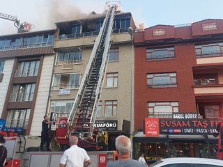 Ankara’da bir binanın en üst katında yangın çıktı