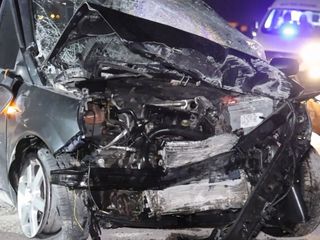 Aksaray'da otomobil duvara çarpıp yola savruldu: 1 ağır yaralı