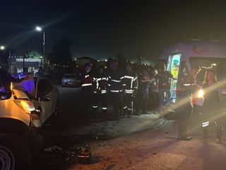 Kocaeli'de servis minibüsü ile otomobil çarpıştı: 10 yaralı