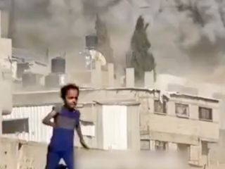 Gazze'de İsrail'in bombalarından kaçan küçük kız