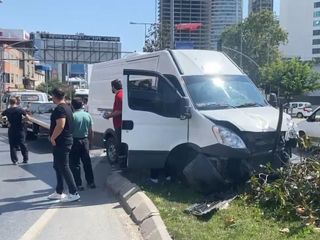 İstanbul'da yolun karşısına geçmeye çalışan çifte panelvan çarptı