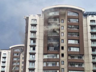 Ankara'da 14 katlı binada çıkan yangında mahsur kalan anne ve oğlu kurtarıldı