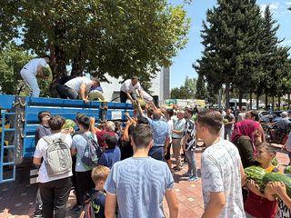 Tokat'ta bir genç tonlarca karpuzu ücretsiz dağıttı