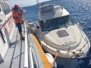 Muğla açıklarında su alan teknedeki 9 kişi kurtarıldı