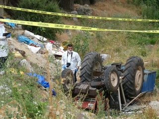 Burdur'da dereye devrilen traktörün sürücüsü öldü