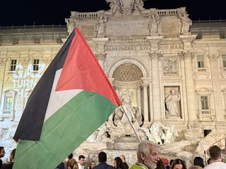 Roma'daki ünlü Trevi Çeşmesi, Gazze için ışıklarını söndürdü