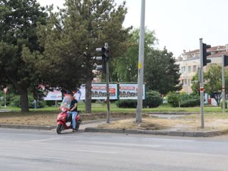 Eskişehir'de hem kask takmadı hem de motosikletiyle yaya geçidinden geçti