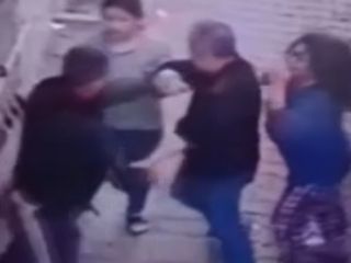İstanbul'da komşu kavgası kamerada: Kadını tornavida ile darbetti