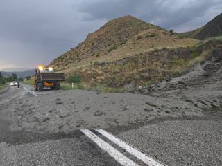 Erzurum’da sel yolu kapattı