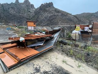 Artvin'de şiddetli fırtına çatıları uçurdu